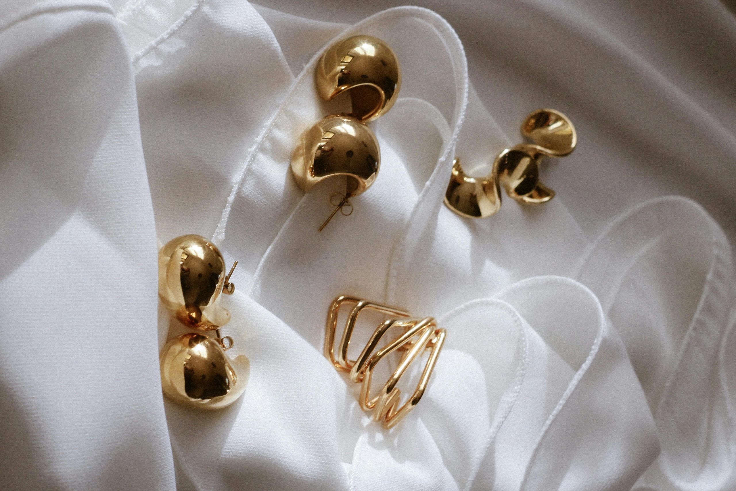 Minimalist Gold Earrings for Daily Wear | Timeless Styles That Go With Everything